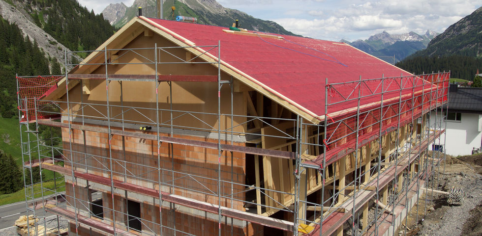 Die Holzfassade wird angebracht