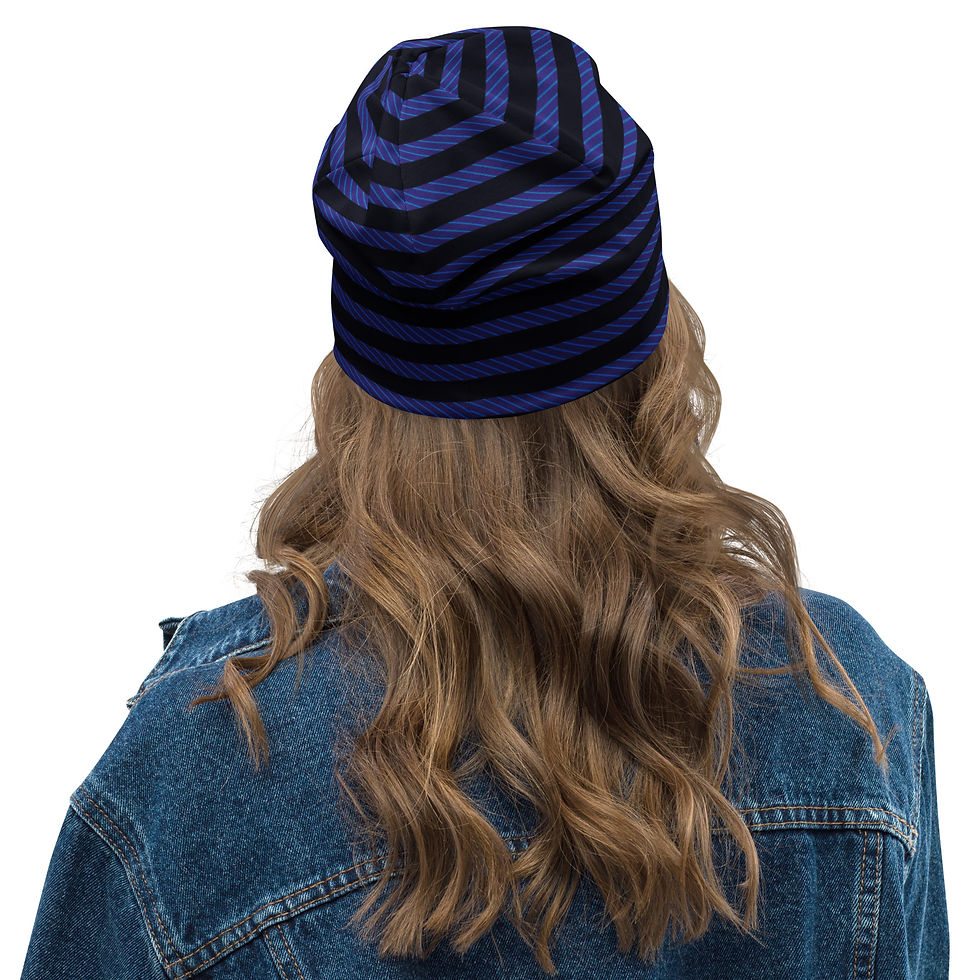 Miniaturbild: Beanie mit Allover-Print und gestreiftem Muster in Blau und Schwarz. 