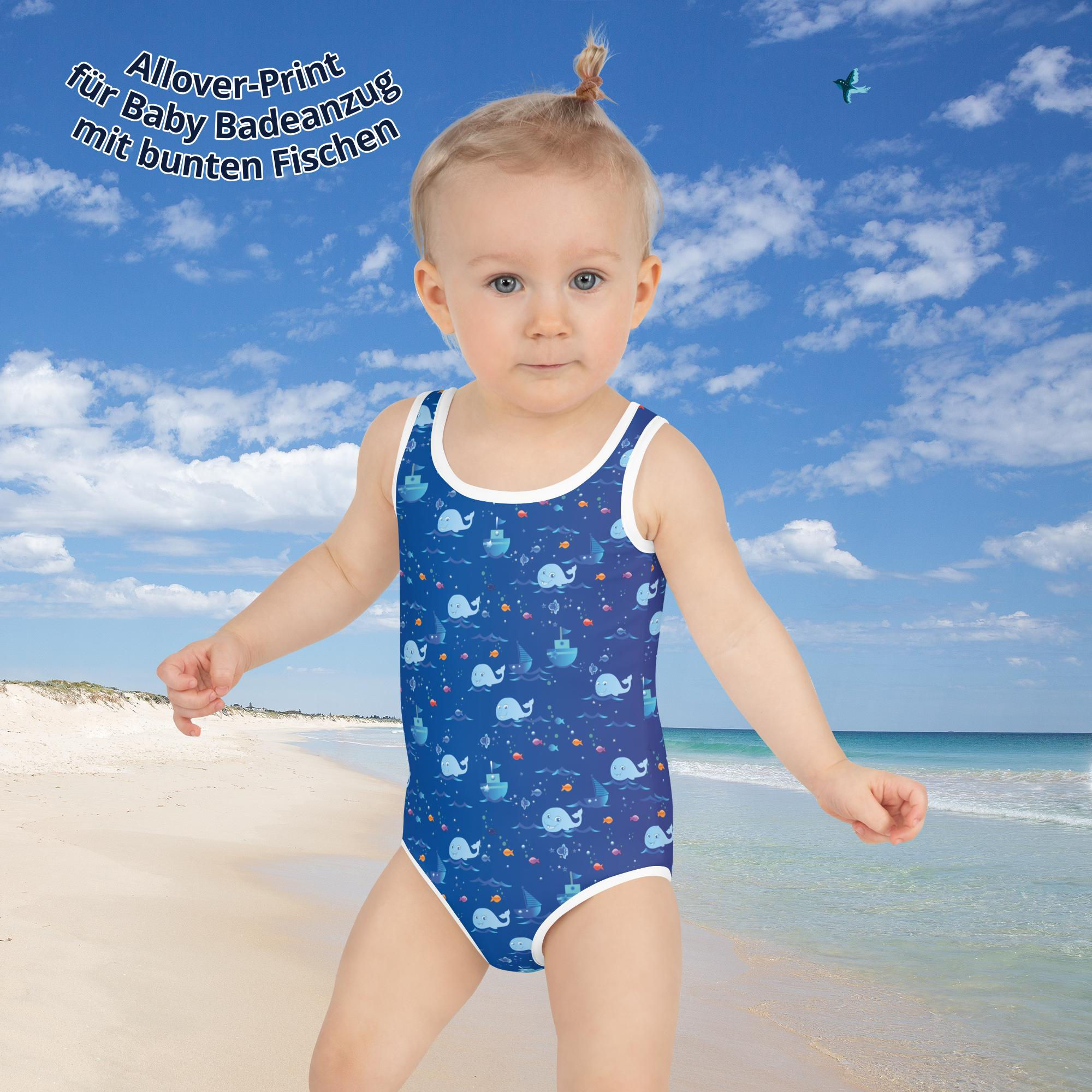 All-Over Print Baby-Badeanzug mit bunten Fischen.