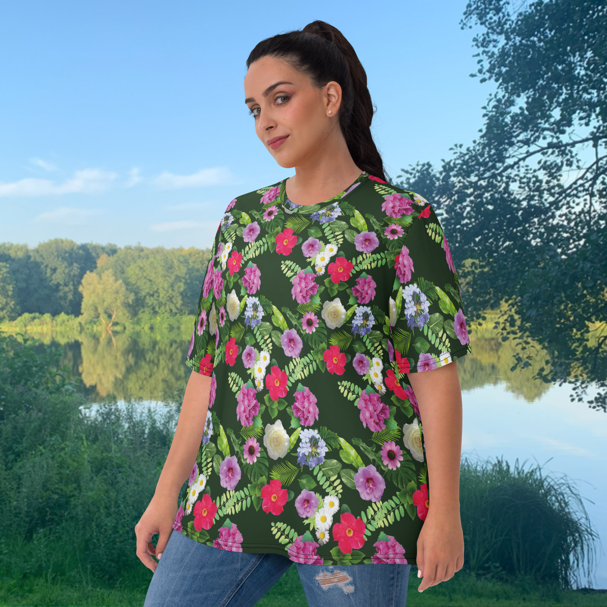 Damen-T-Shirt. Allover-Print: Blumen und Pflanzen. Women's T-shirt.