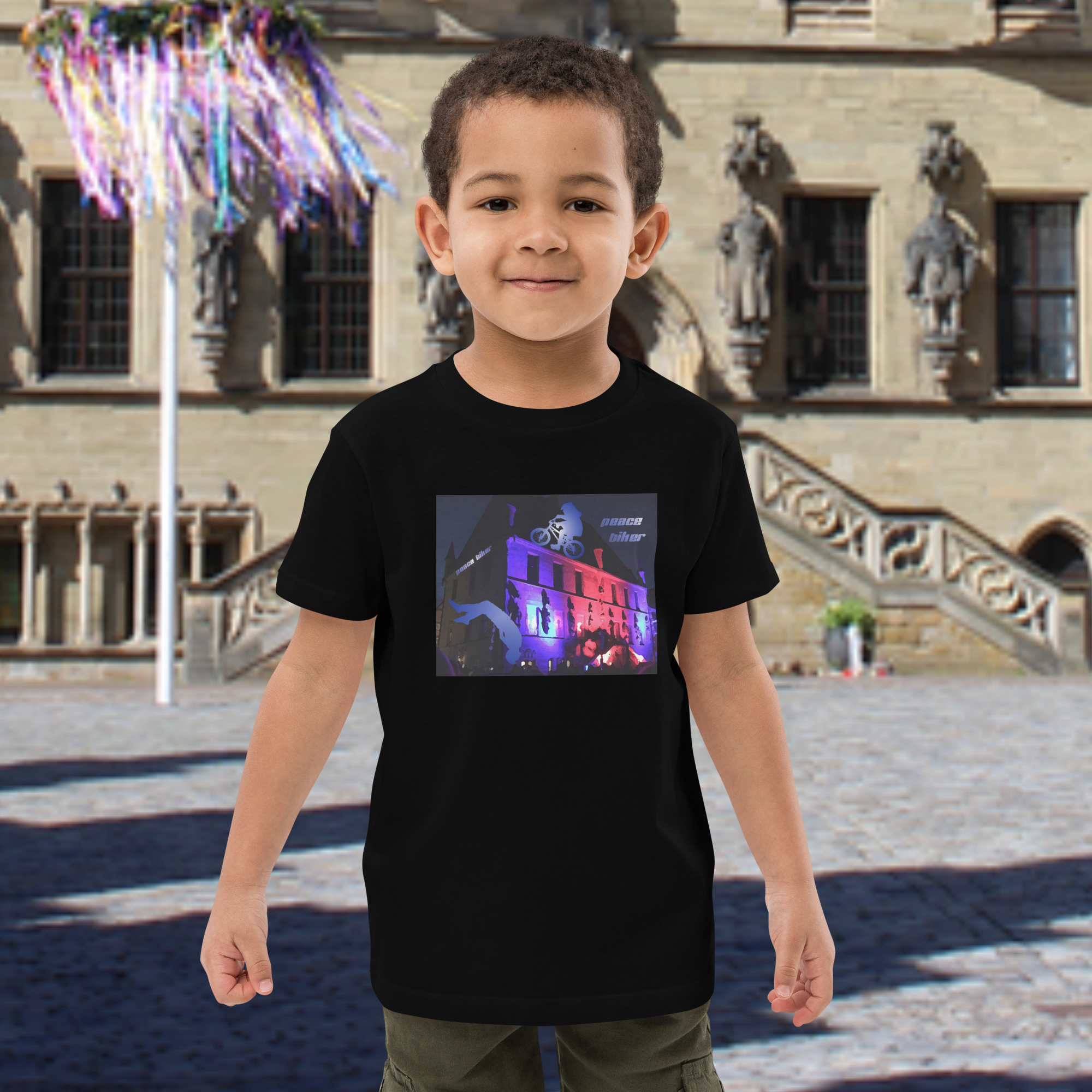 Organic cotton. Kinder-T-Shirt aus Bio-Baumwolle mit dem Aufdruck „Peace Biker“.