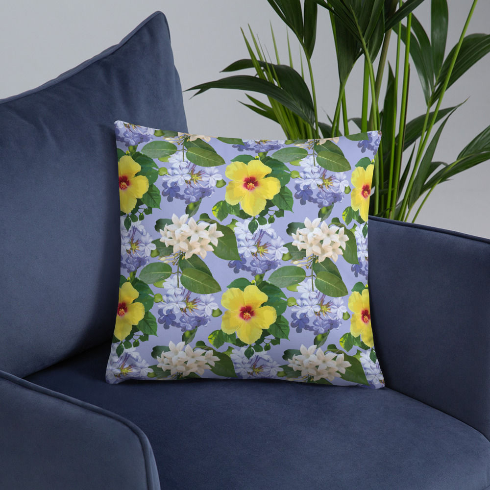 Basic cushion with all-over print featuring colourful flowers. Einfaches Kissen mit durchgehendem Aufdruck mit bunten Blumen.