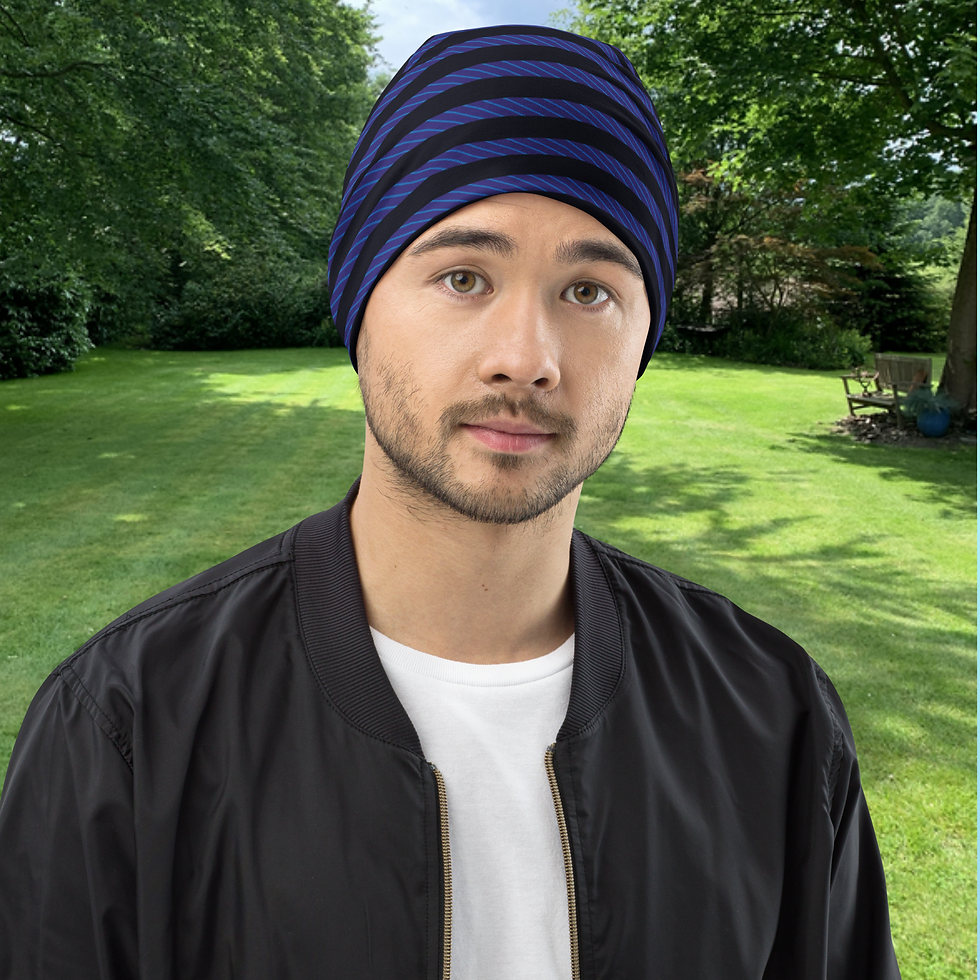 Miniaturbild: Beanie mit Allover-Print und gestreiftem Muster in Blau und Schwarz. 