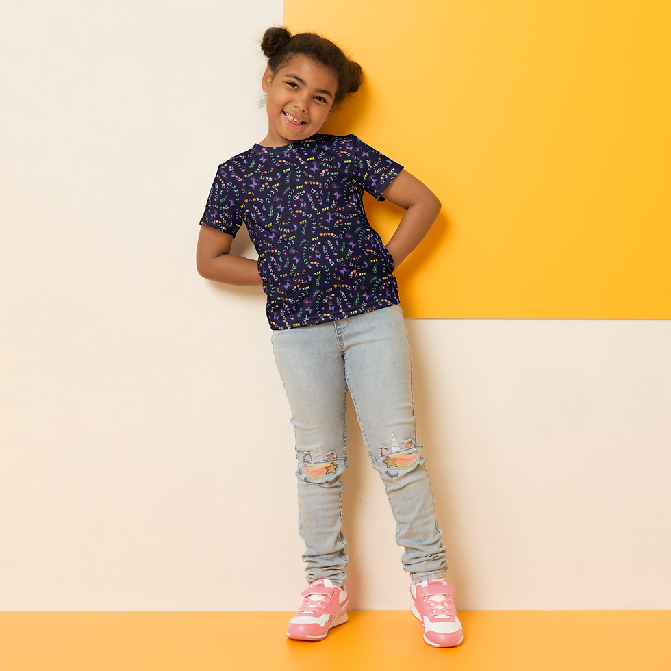 Miniaturbild: Kinder-T-Shirt All-Over-Print mit Schmetterlingen, Blumen & Pflanzen.