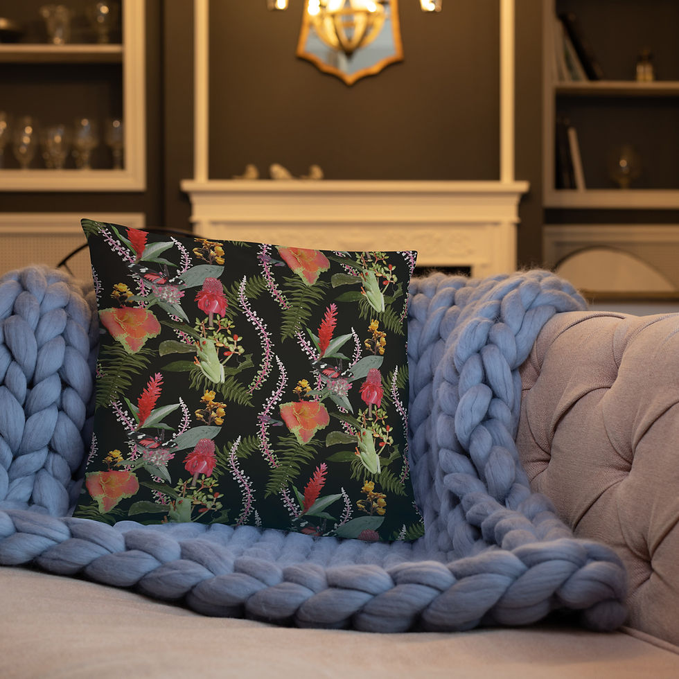 Miniaturbild: Kissen mit Allover-Druck aus Blumen, Schmetterlingen, Fröschen & Pflanzen.