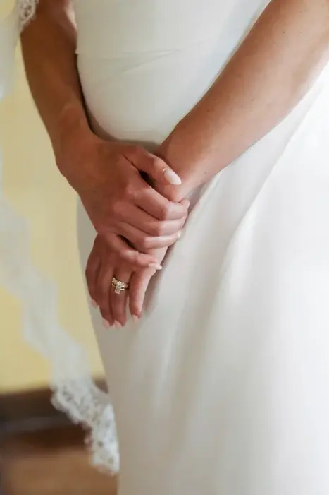 Fotografía de reportaje de boda en Toledo en la Casa de Oficios, capturando momentos naturales y elegantes.