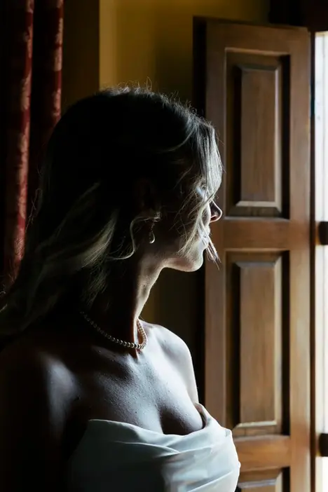 Fotografía de reportaje de boda en Toledo en la Casa de Oficios, capturando momentos naturales y elegantes.
