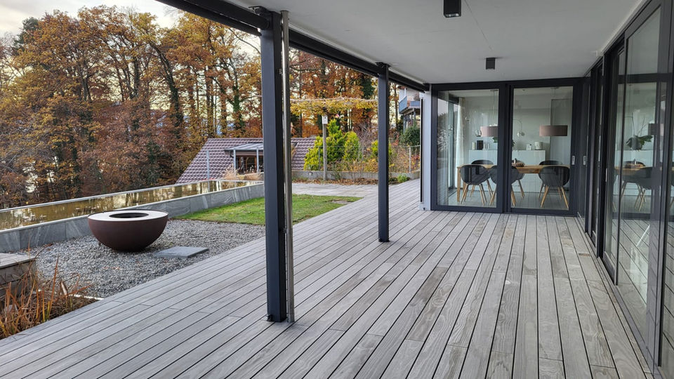 🌿 Träumen Sie von einer Terrasse, die nicht nur schön aussieht, sondern auch langlebig und pflegeleicht ist? 

Entdecken Sie die Acoya color grey Terrasse mit einer robusten Aluminium Unterkonstruktion! 👷‍♂️ Diese Kombination sorgt für Stabilität und reduziert den Pflegeaufwand erheblich. 

Erleben Sie die perfekte Balance zwischen Stil und Funktionalität und lassen Sie Ihre Outdoor-Träume wahr werden. 

Sind Sie bereit, Ihre Freizeit in Ihrem neuen Lieblingsplatz im Freien zu verbringen? 🌞