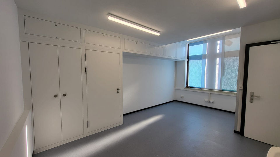 Im Auftrag der SBB wurde ein spannendes Projekt mit massgeschneiderten Funktionstüren realisiert! 🚪✨ Mit spezifischen Anforderungen an Brandschutz 🔥 und Einbruchschutz 🔒, ebenso wurde eine Schrankverkleidung mit entsprechenden Anforderungen nach Mass gefertigt und montiert.