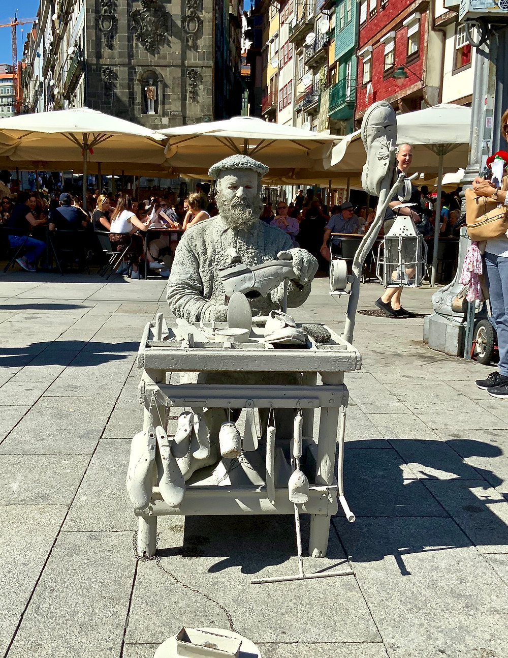 a street entertainer making like a statue in the Ribeira