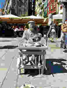 a street entertainer making like a statue in the Ribeira