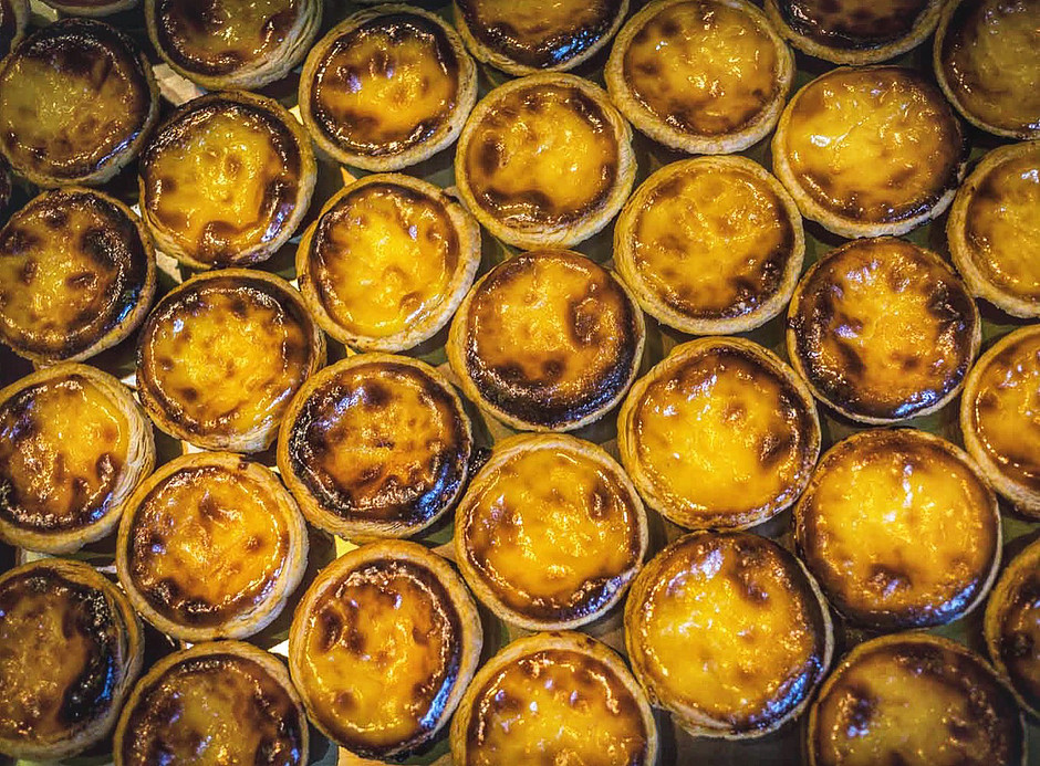 the famous egg custard tarts at Pastéis de Belém