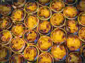 the famous egg custard tarts at Pastéis de Belém
