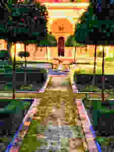 the large garden of Casa de Pilatos