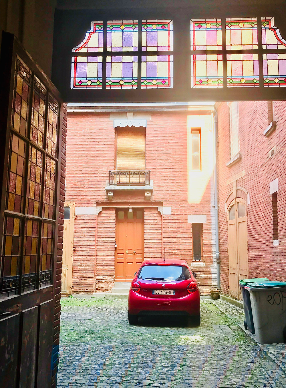the interior courtyard of my Carmes Air Bnb apartment