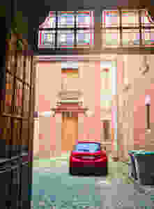 the interior courtyard of my Carmes Air Bnb apartment