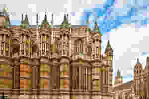 the curving exterior walls of the Henry VII Chapel