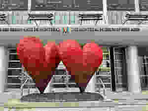Jim Dine, Twin 6' Hearts, 1999 -- in front of the main entrance of the museum