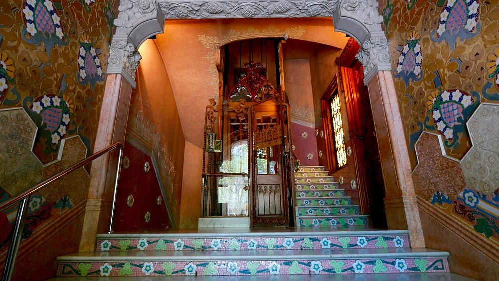 the wooden elevator in the center of the photo was one of the first in Barcelona