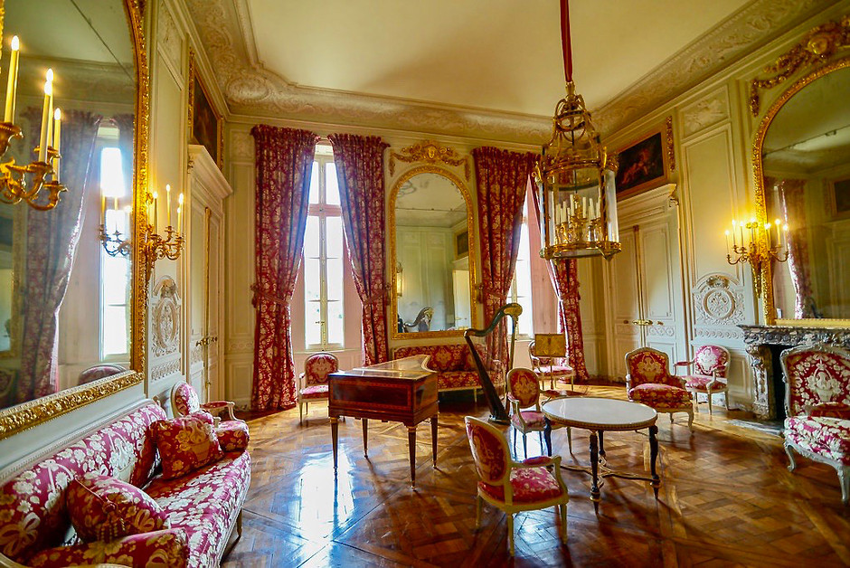 the music room with Marie Antoinette's harp in the Petit Trianon