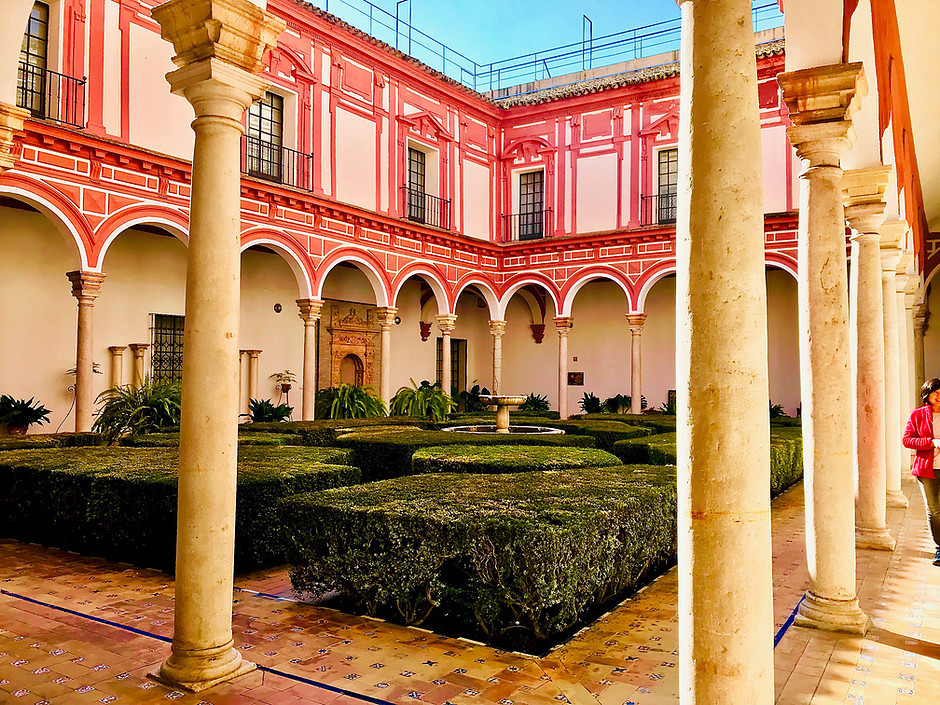 the first floor courtyard of Seville's Museo de Bellas Artes