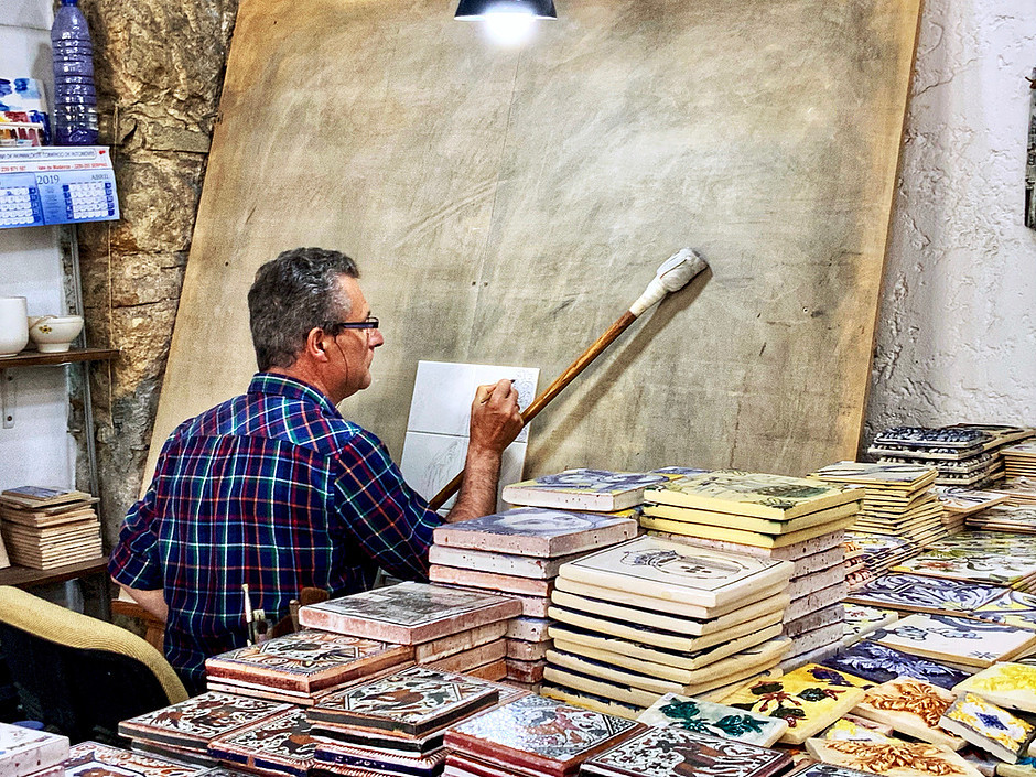 the artist Carlos Thomas at work in his Coimbra studio