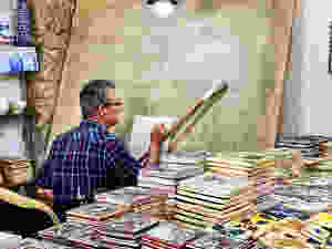 the artist Carlos Thomas at work in his Coimbra studio