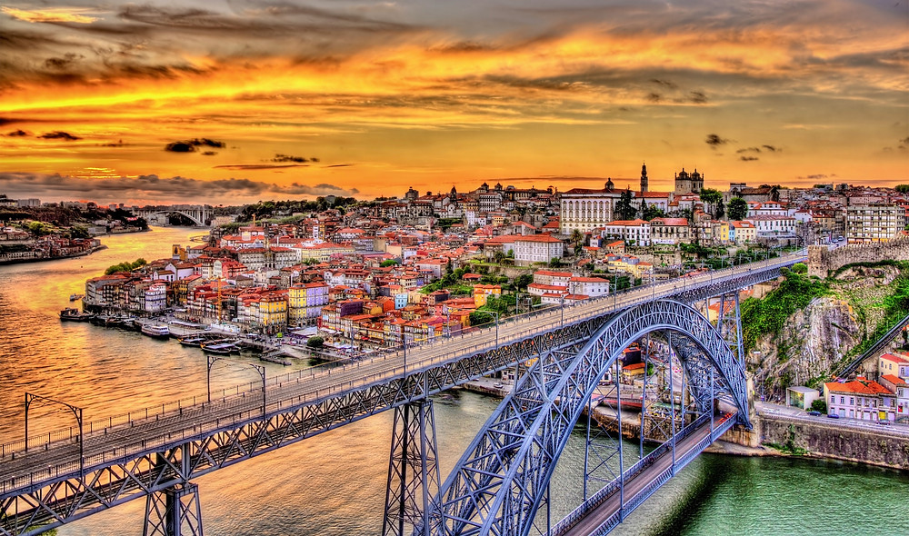 the Luis I bridge connecting Porto and Vila Nova de Gaia