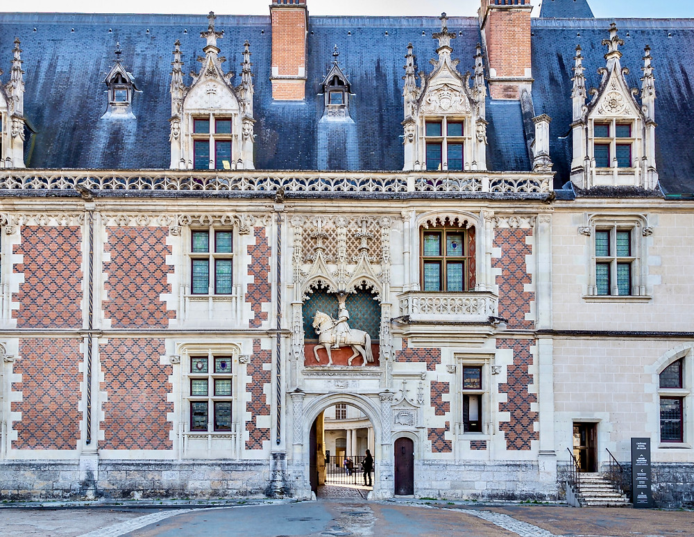 facade of Chateau Blois, with a statue of King Louis XII