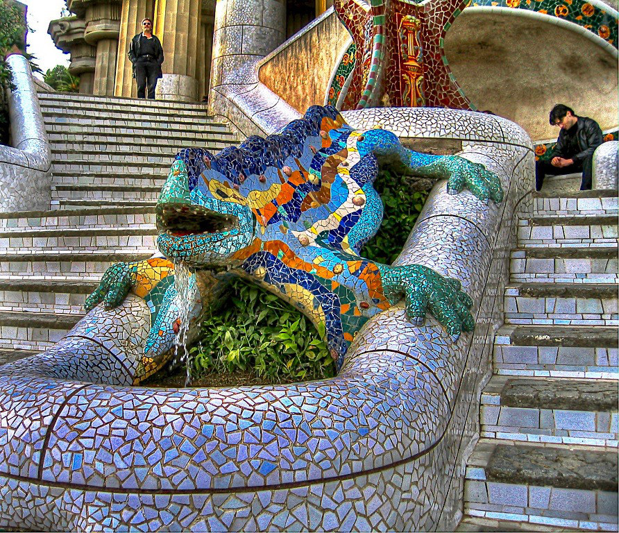 the famous mosaic lizard in Gaudi's Park Güell