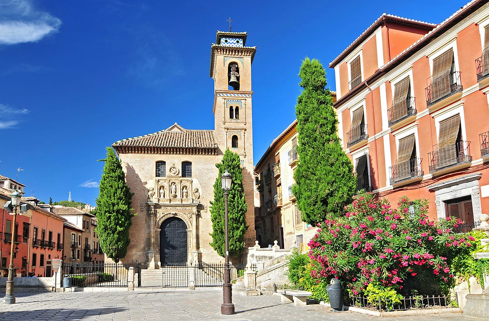 Plaza Bib-Rambla with the entrance to the Royal Chapel
