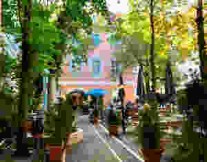 the Hacker-Pschorr Regensburg im alten Augustiner Kloster beer garden