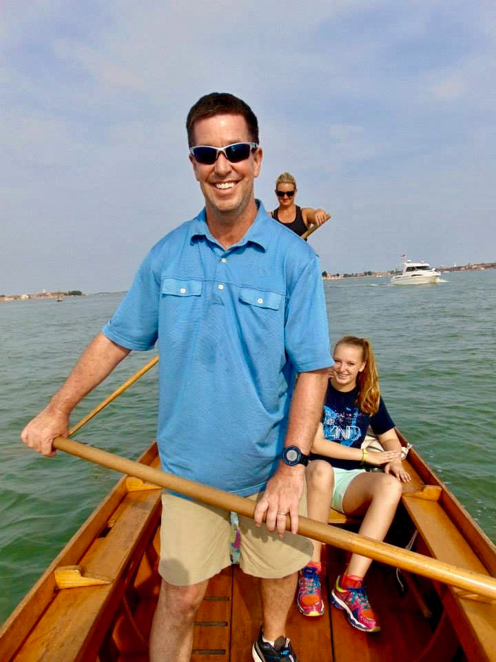 this man can row like a real Venetian