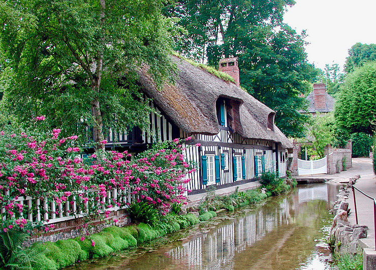 thatched cottage in Veules-les-Roses, one of the prettiest towns in northern France