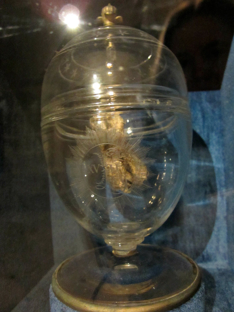 the creepy mummified heart of Lous XVII