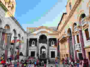 the colonnaded Peristyle of Diocletian's Palace