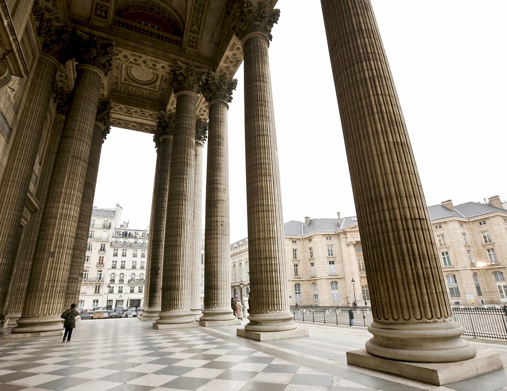 massive columns on the exterior of the Pantheon