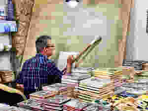 the artist Carlos Thomas at work in his Coimbra studio