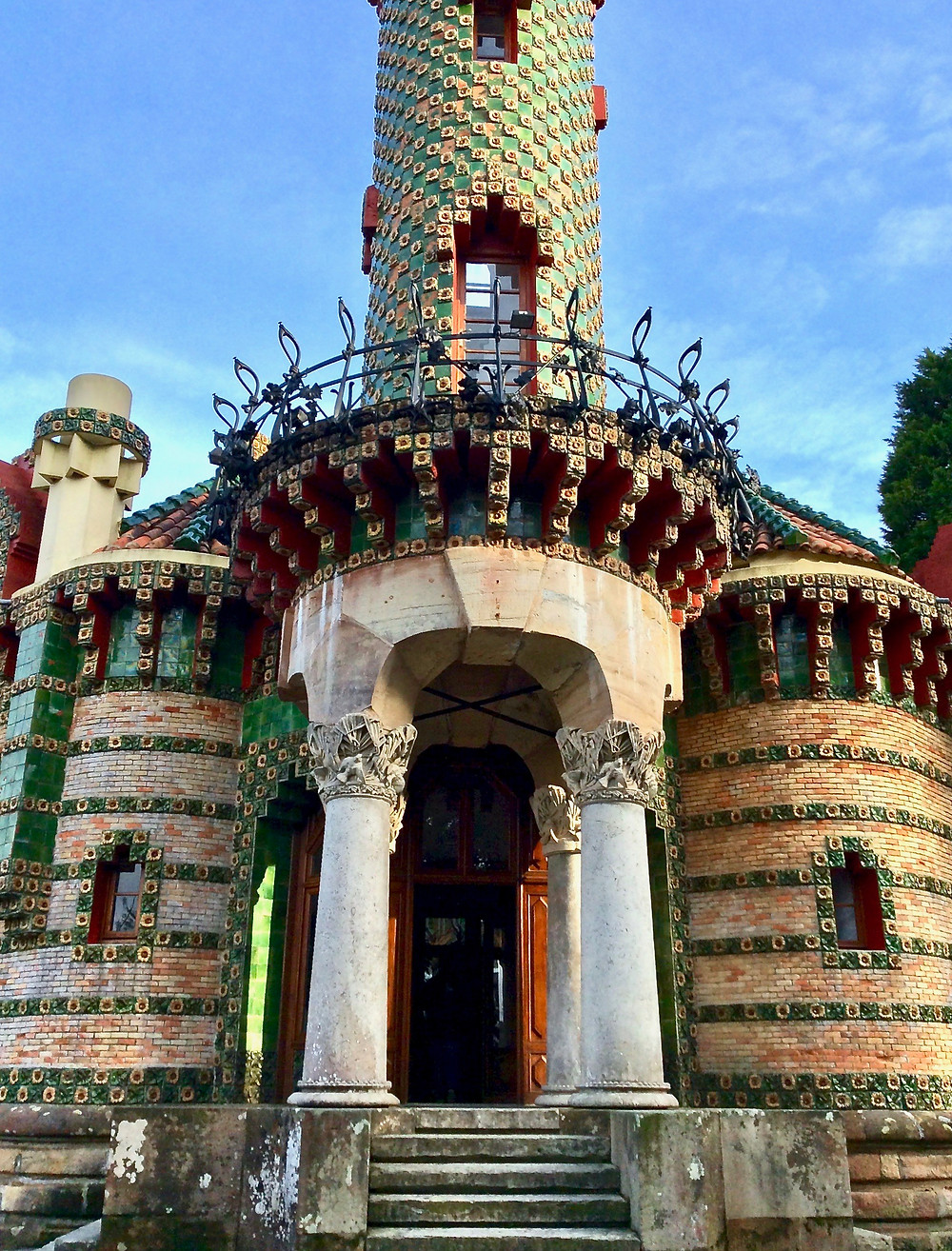 fancy columned entrance to El Capricho