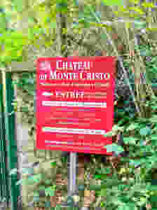 sign pointing the say to the Chateau de Monte-Cristo
