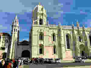 ticket line is on the left. on the right are the lines for the church and the cloister
