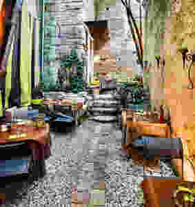 the quaint courtyard of the restaurant Le Bec à Vin