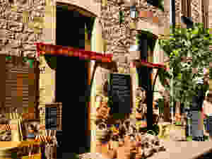 a wine store and artisan shop in Cordes Sur Ciel
