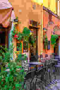 pretty pastel buildings in Trastevere