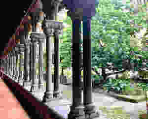 the colonnade and gardens of the Musée des Augustins