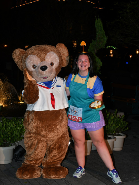 A runner posing with Duffy The Bear