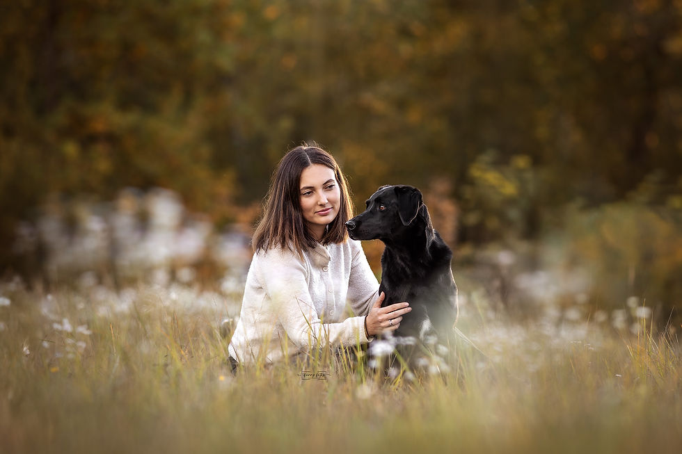Frau mit schwarzem Hund