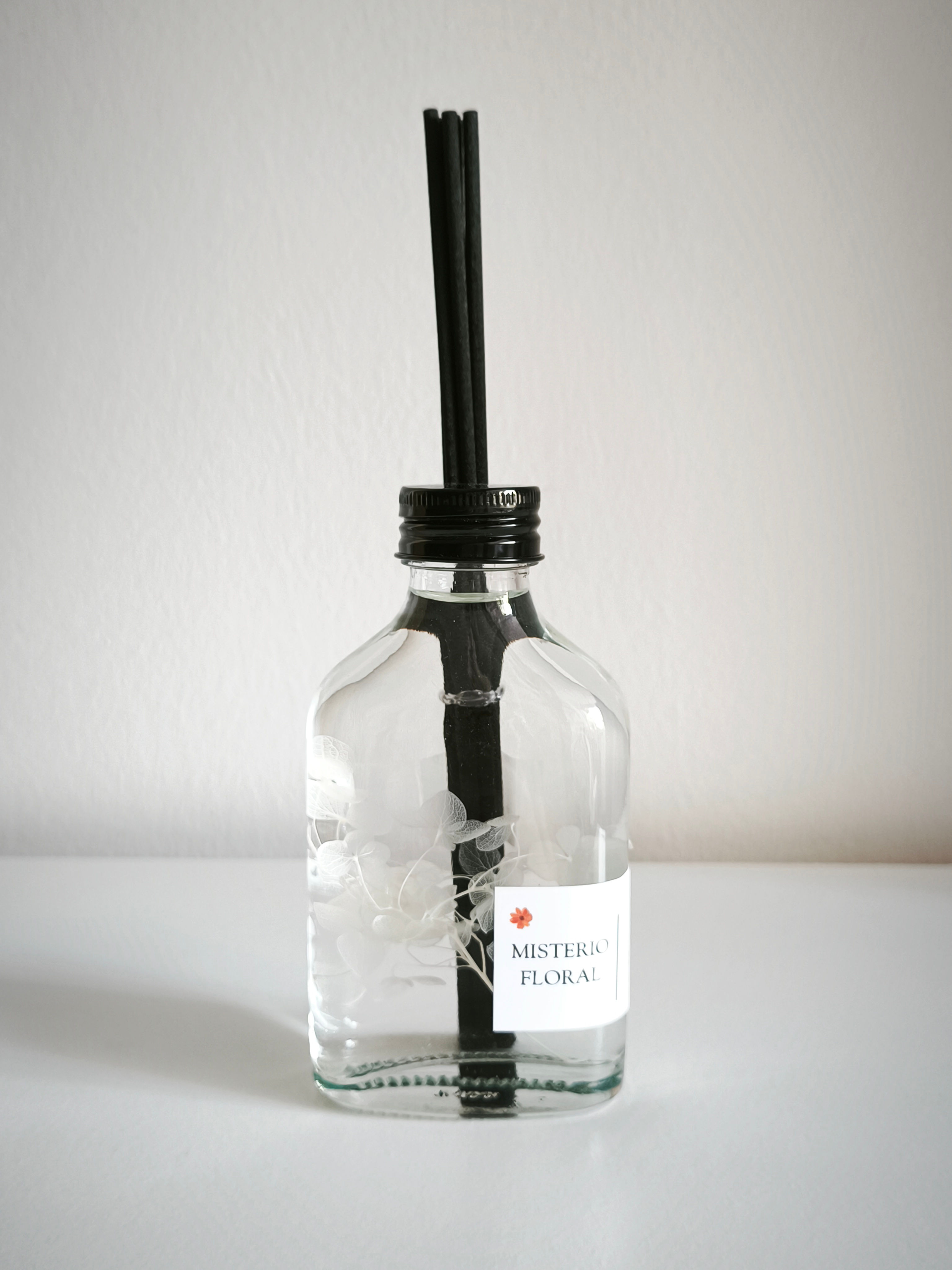 vista frontal de mikado misterio floral