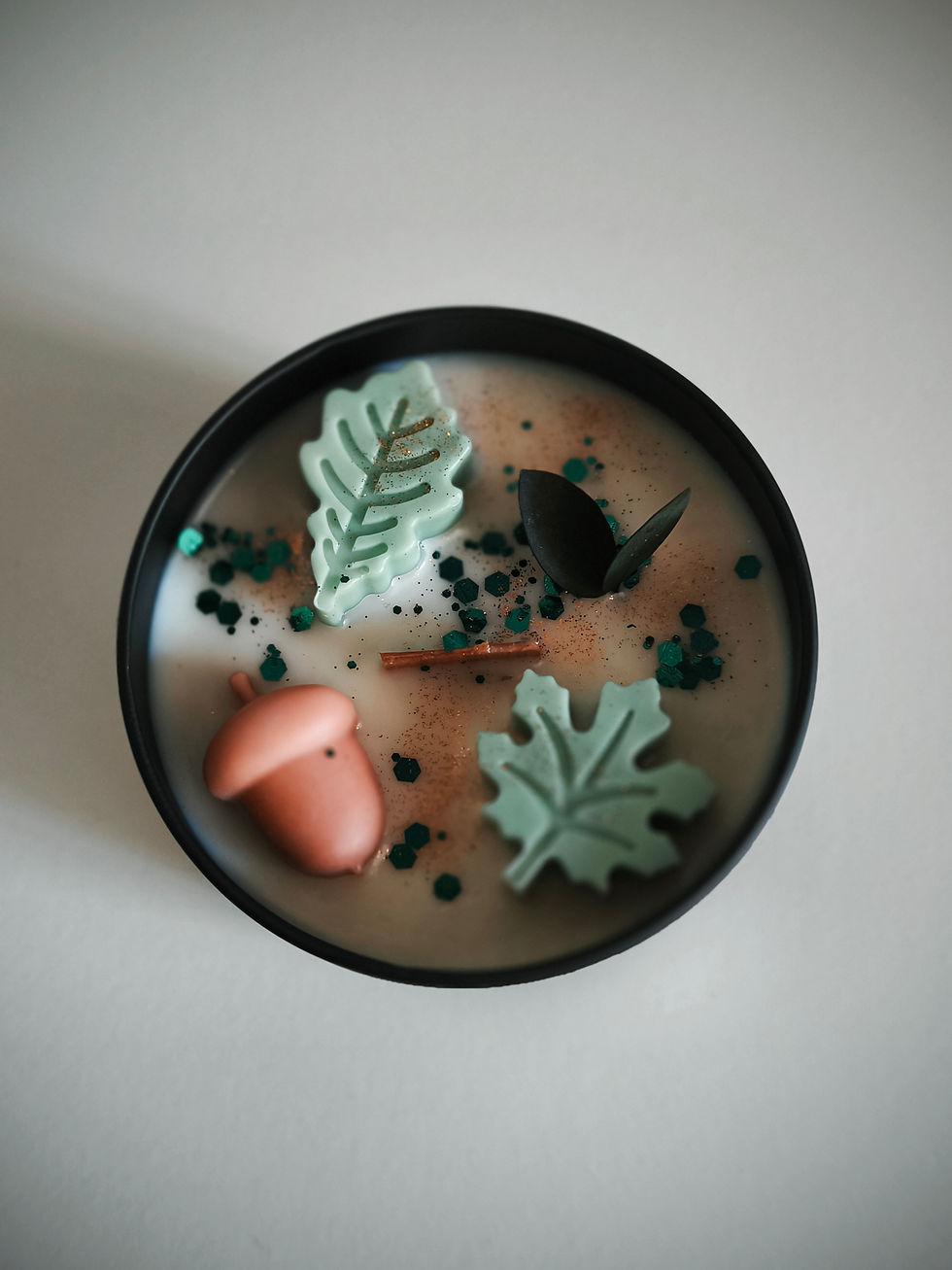 vista frontal de vela aromática tras la lluvia