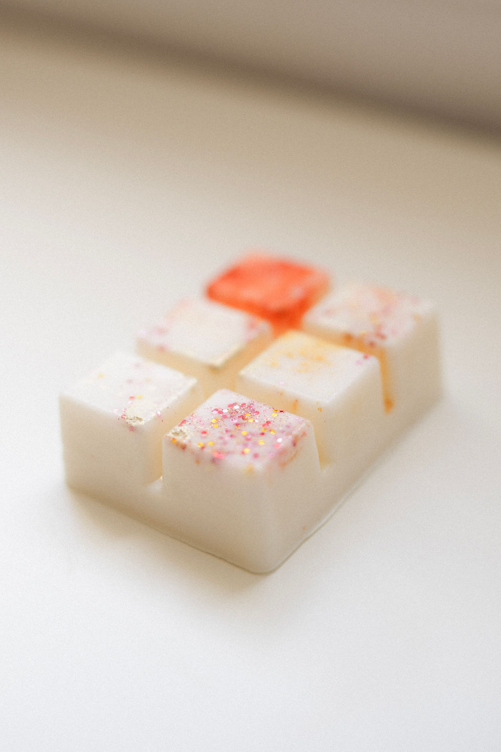 vista lateral de wax melts fruta de la pasión